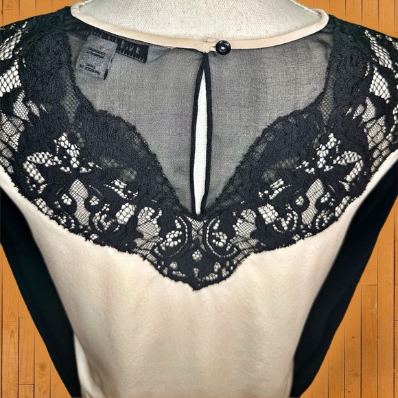 Diane Von Furstenberg ‘Nadia’ Lace Paneled Silk Long Sleeve Top Size 2 - Picture 6 of 15
